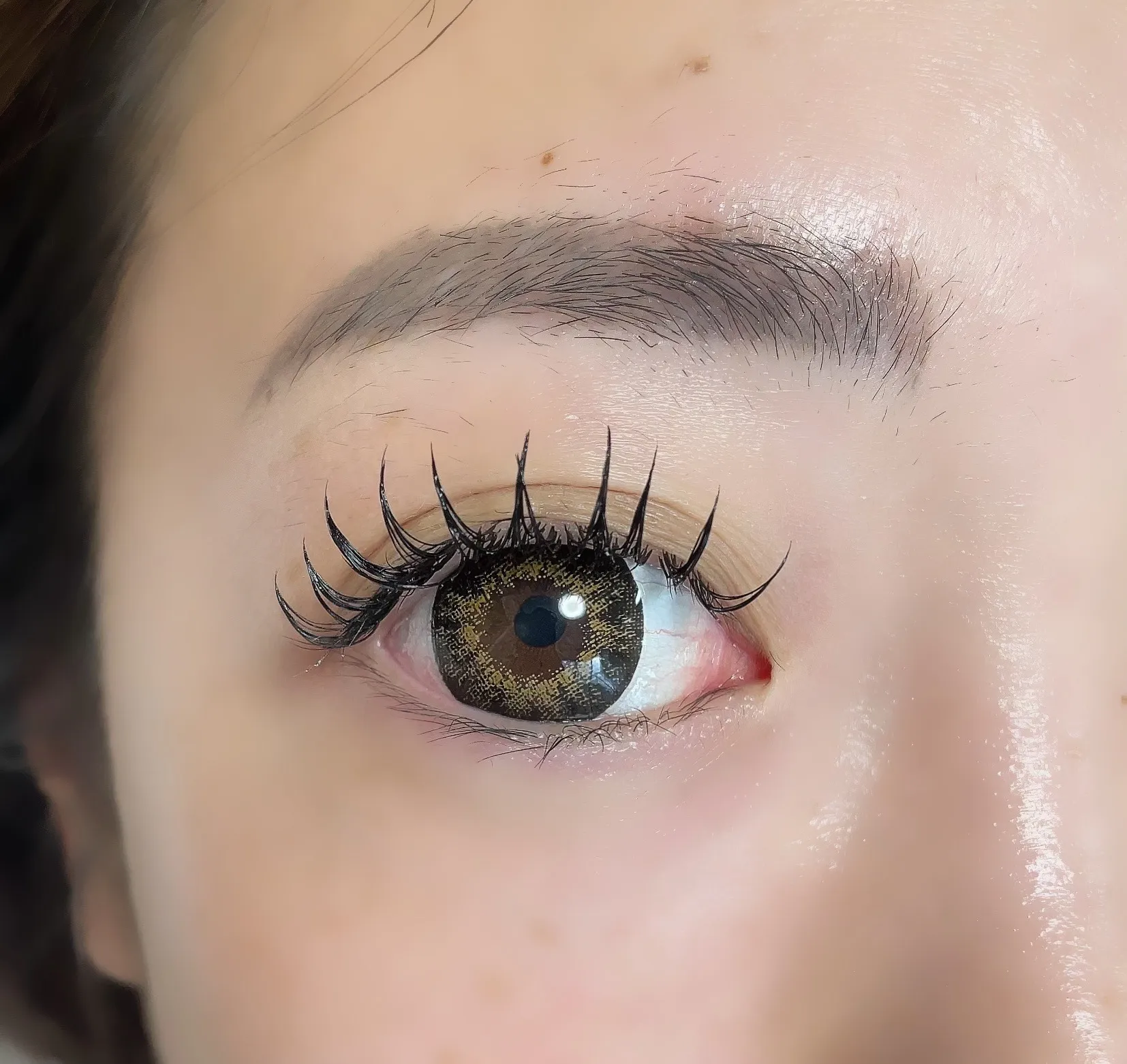 上品さとキープ力を両立！人気の「フラットラッシュ」まつエクの魅力